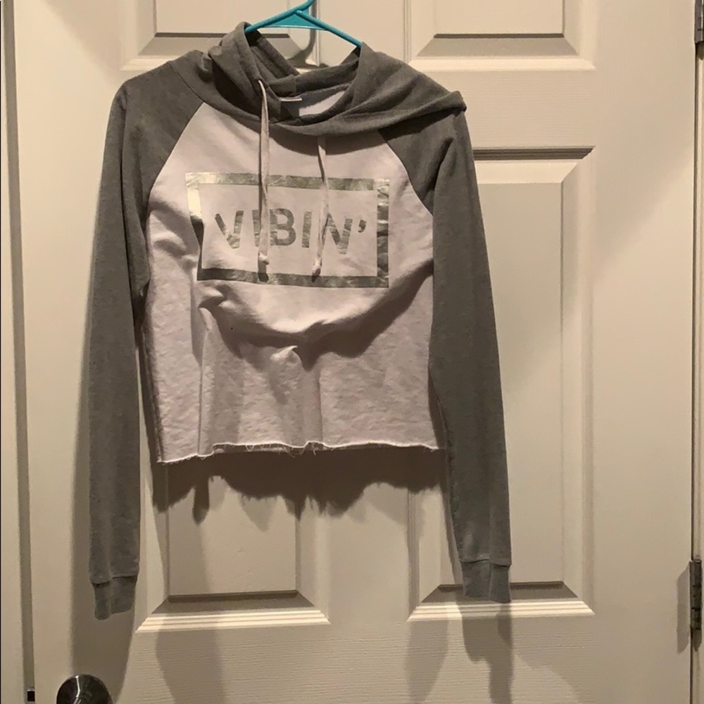 vibin’ grey long sleeve crop top